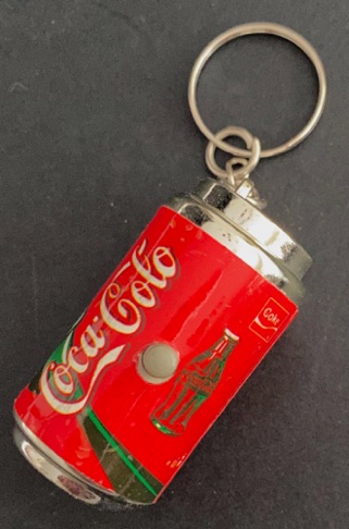 93296-1 € 2,00 coca cola sleutelhanger en aansteker in vorm van blikje.jpeg